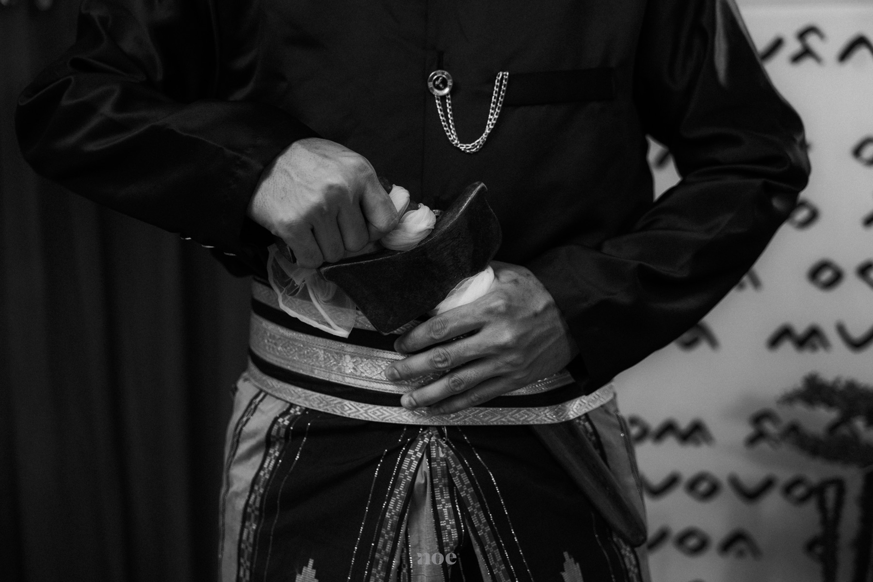 Detail busana adat Ardin Yahya