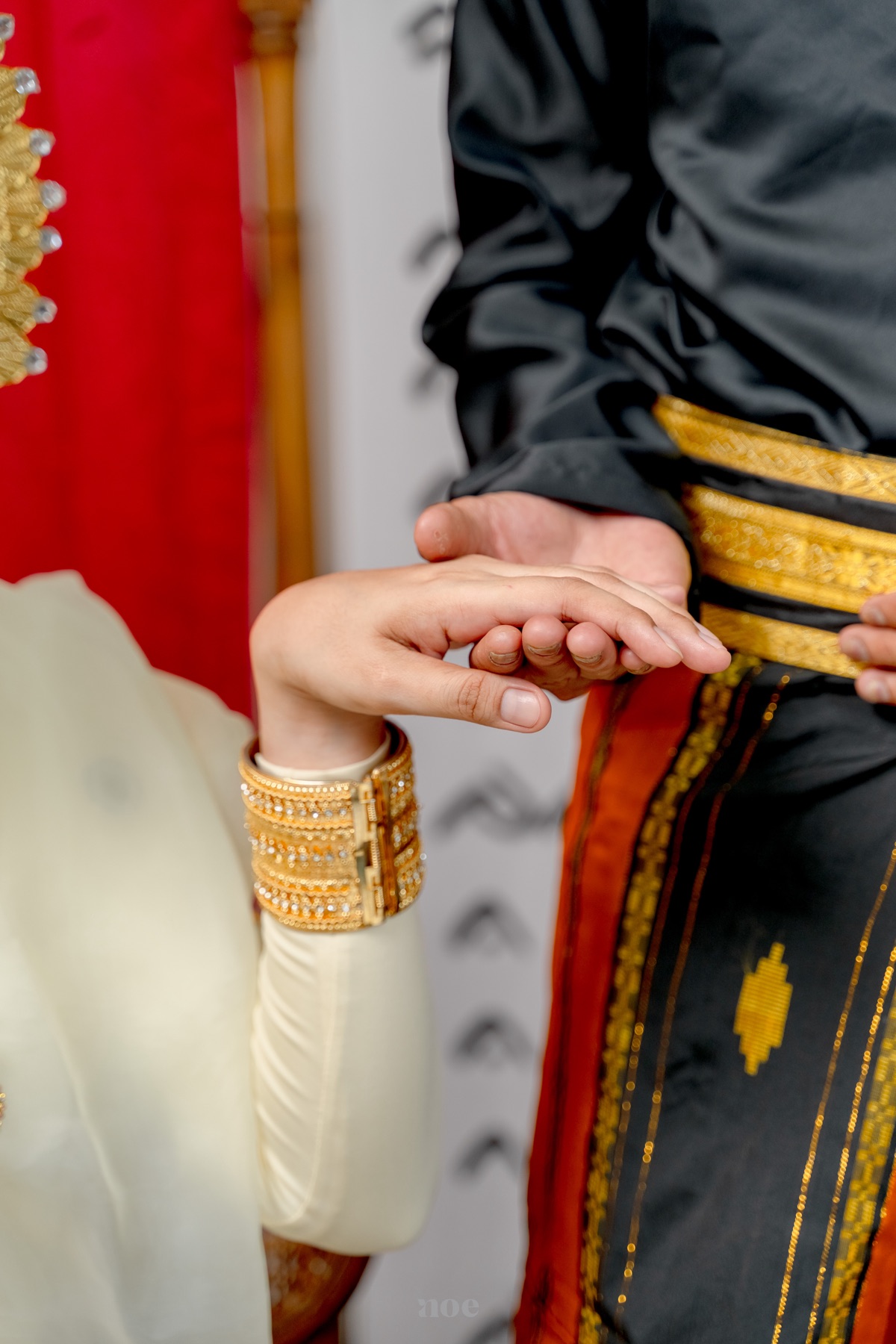 Detail tangan pengantin dalam busana adat